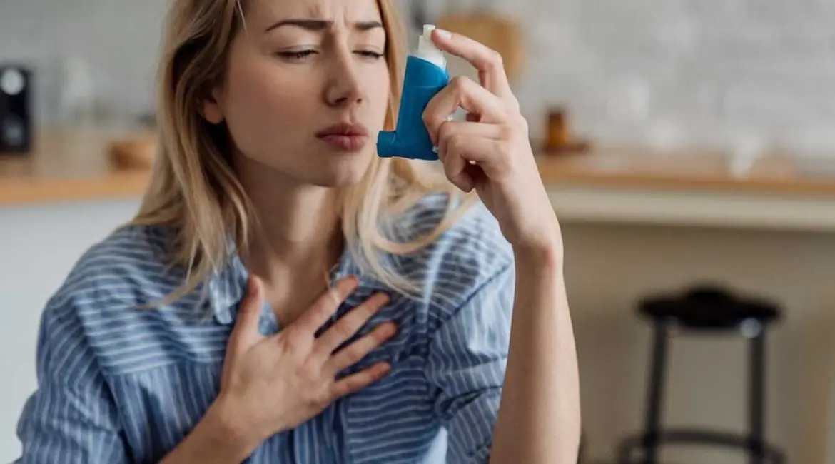 Frau mit COPD benutzt einen Inhalator.